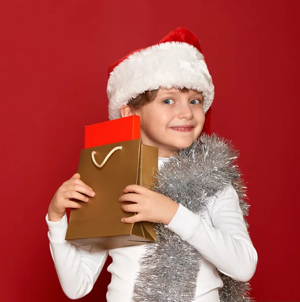冬、子、クリスマス コンセプト - 赤のボックス ギフトとサンタ帽子でハッピー ガール — ストック写真