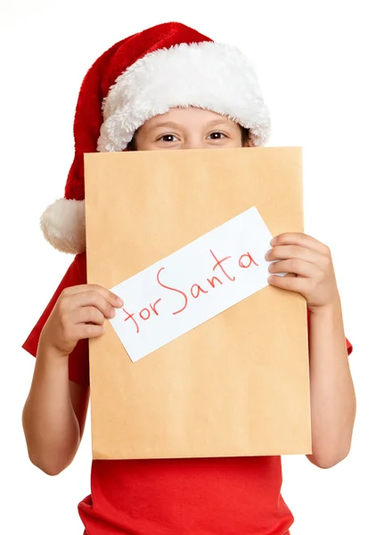 Il concetto di Natale di vacanza invernale - il ragazzo in cappello con lettera a Babbo Natale su bianco isolato — Foto Stock