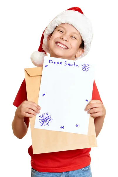 Αγόρι με κόκκινο καπέλο με επιστολή προς Σάντα - χειμερινών διακοπών Χριστουγέννων έννοια — Φωτογραφία Αρχείου