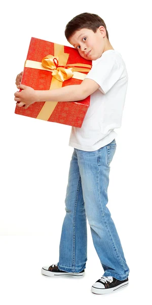 Garçon avec boîte cadeau rouge et arc doré - concept d'objet de vacances isolé — Photo