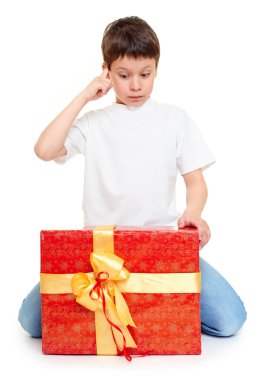 Kırmızı hediye kutusu ve altın yay - tatil nesne kavramı izole bir çocuk