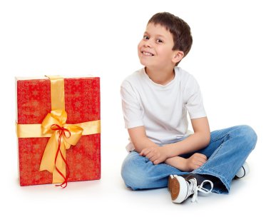 Kırmızı hediye kutusu ve altın yay - tatil nesne kavramı izole bir çocuk