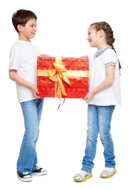 erkek ve kız kırmızı hediye kutusu ve altın yay - izole tatil nesne kavramı ile