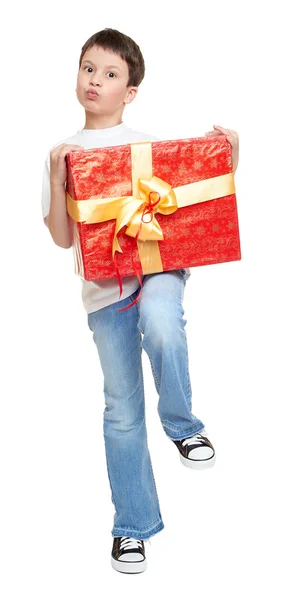 Niño con caja de regalo roja y arco dorado - concepto de objeto de vacaciones aislado —  Fotos de Stock