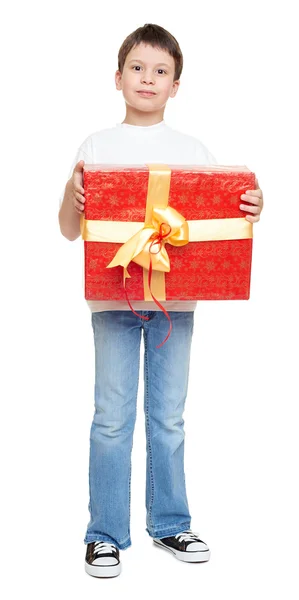 Garçon avec boîte cadeau rouge et arc doré - concept d'objet de vacances isolé — Photo
