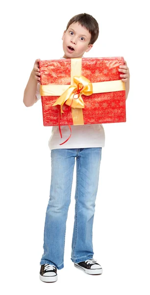 Niño con caja de regalo roja y arco dorado - concepto de objeto de vacaciones aislado —  Fotos de Stock