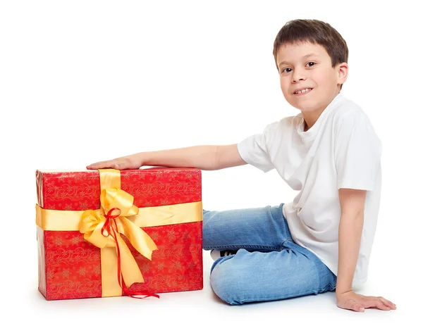 Αγόρι με κόκκινο δώρου και χρυσή τόξο - έννοια αντικειμένου διακοπές απομονωμένες — Φωτογραφία Αρχείου