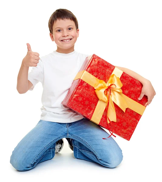 Niño con caja de regalo roja y arco dorado - concepto de objeto de vacaciones aislado —  Fotos de Stock