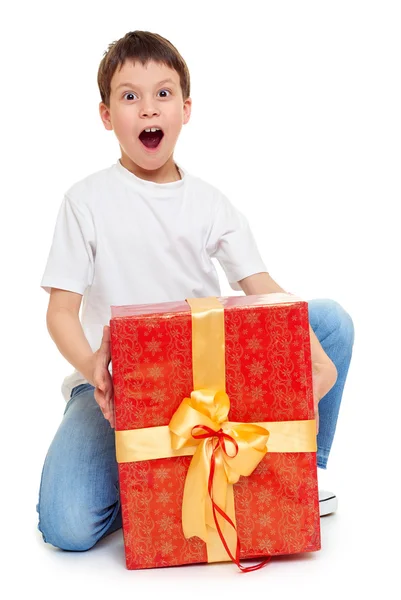 男孩与红色礼品盒和金弓-假日对象概念隔离 — 图库照片