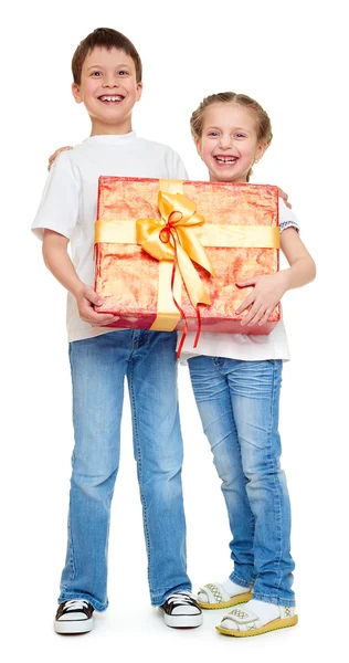 Menino e menina com caixa de presente vermelho e arco dourado - conceito de objeto de férias isolado — Fotografia de Stock