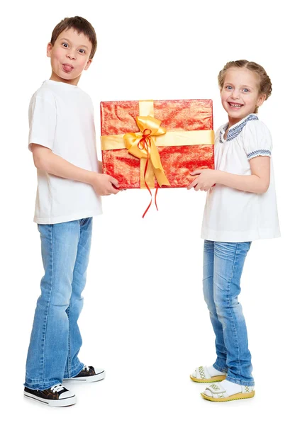 Junge und Mädchen mit roter Geschenkschachtel und goldener Schleife - Urlaubsobjekt-Konzept isoliert — Stockfoto