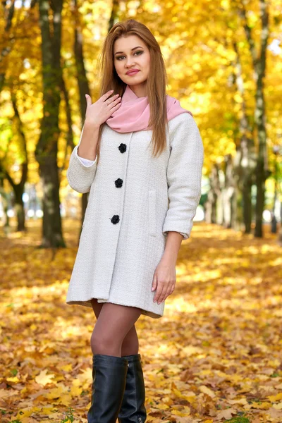 Mulher loira jovem bonita - retrato de outono colorido — Fotografia de Stock