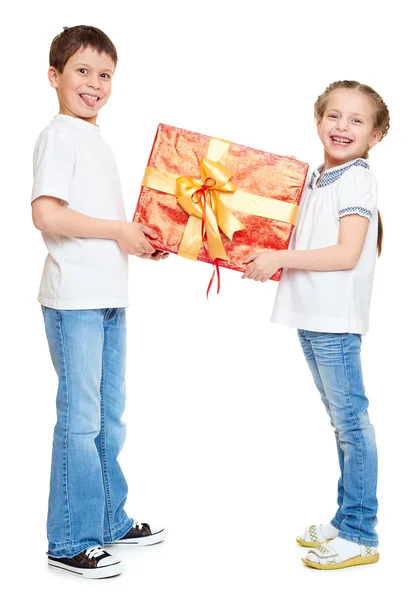 Garçon et fille avec boîte cadeau rouge et arc doré - concept d'objet de vacances isolé — Photo