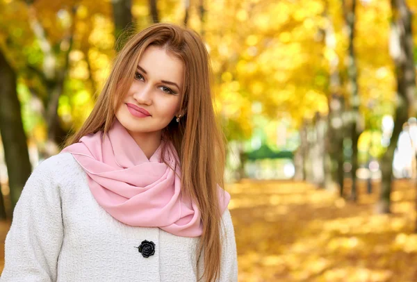 Woman in autumn city park — Stock Photo, Image