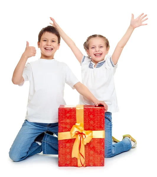 少年と少女の赤いギフト ボックスと黄金弓 - 休日オブジェクト概念分離 — ストック写真
