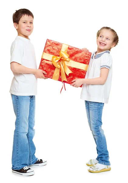 소년과 소녀 빨간 선물 상자와 황금 활-절연 휴가 개체 개념 — 스톡 사진