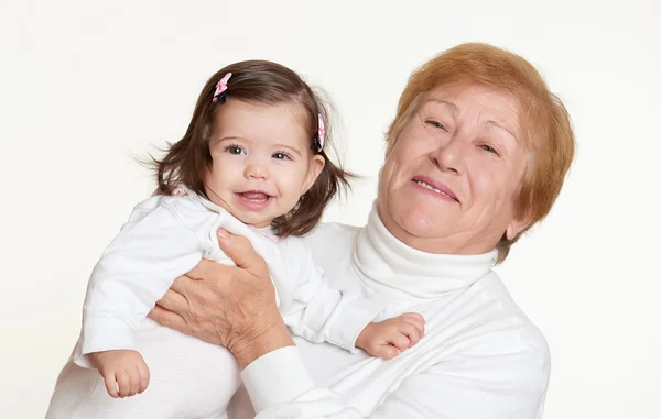 Portrét holčičku a babička na bílý, šťastný rodinný koncept — Stock fotografie