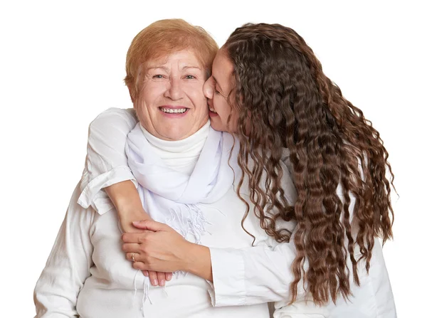Девушка и бабушка на белом портрете, счастливая семейная концепция — стоковое фото