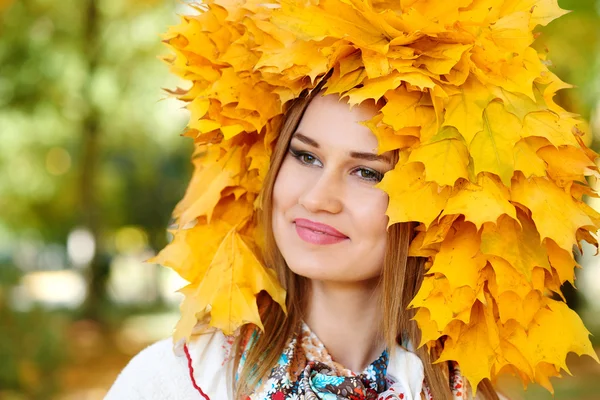 Retrato menina com folhas na cabeça no outono — Fotografia de Stock