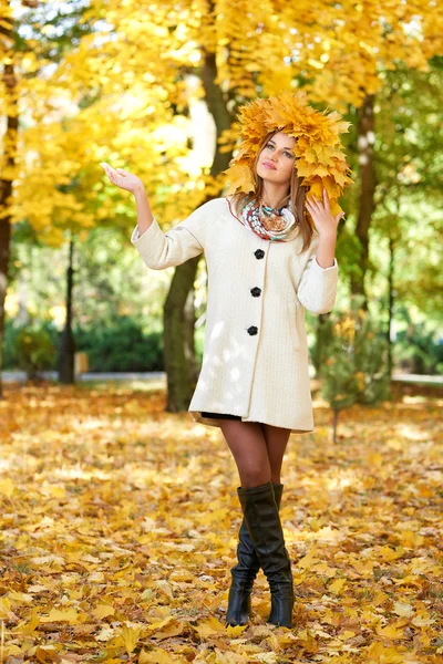 Meisje portret met verlaat op kop in de herfst stadspark — Stockfoto
