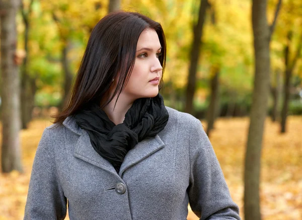 Autumn woman portrait in city park — Stock Photo, Image