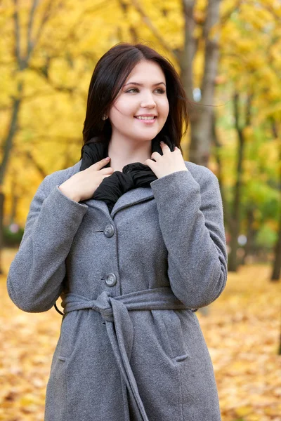 Autumn woman portrait in city park — Stock Photo, Image