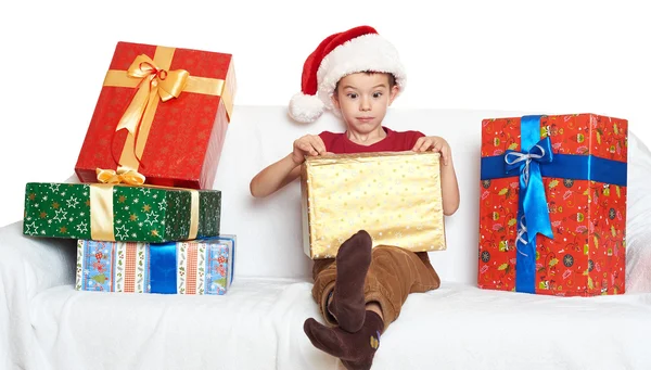 빨간색 산타의 도우미 모자에서 소년 열어 선물 상자-크리스마스 휴일 개념 — 스톡 사진
