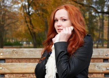 Kızıl saçlı kız portre şehir Park, sonbahar sezon