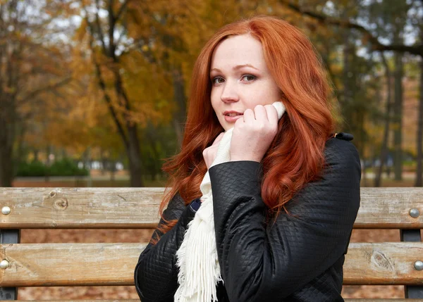 Kızıl saçlı kız portre şehir Park, sonbahar sezon