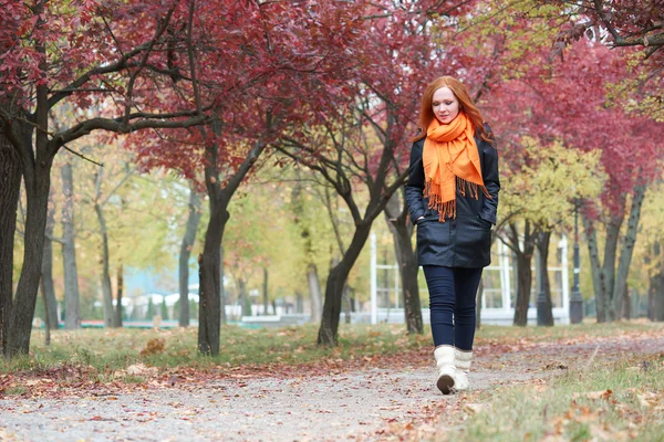 Redhead girl walk on pathway in city park, fall season — Stock Photo, Image