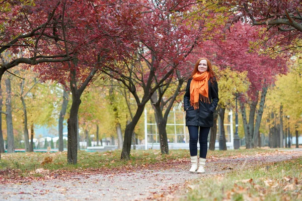 Rusovláska dívka chodit na stáž v městském parku, podzim — Stock fotografie