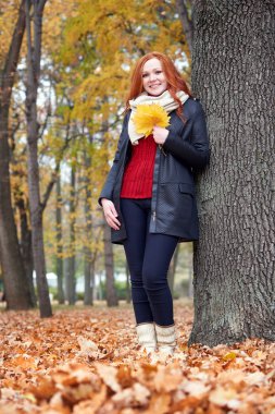 Kızıl saçlı kız Şehir Parkı, yaprak ile sonbahar sezon