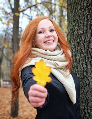 Kızıl saçlı kız Şehir Parkı, yaprak ile sonbahar sezon