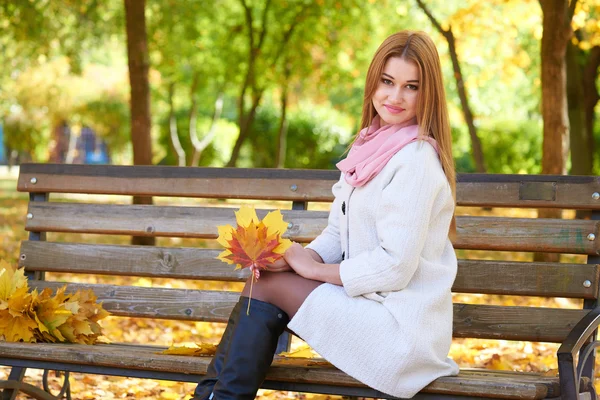 Ritratto ragazza con foglie nel parco cittadino autunnale — Foto Stock