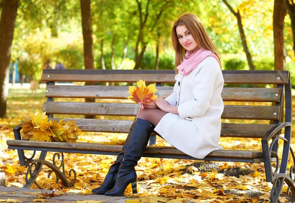 Retrato de niña con hojas en el parque de otoño de la ciudad — Foto de Stock