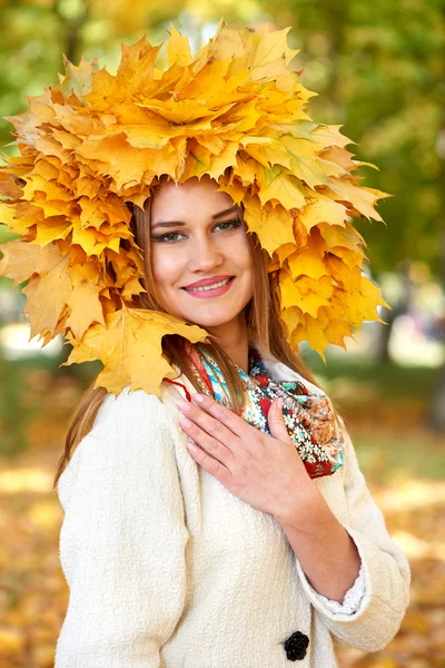 Kız portre ile sonbahar Şehir Parkı kafasından yaprak — Stok fotoğraf