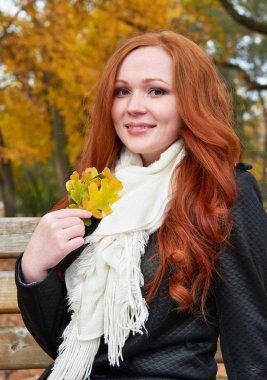 Kızıl saçlı kız portre şehir Park, sonbahar sezon