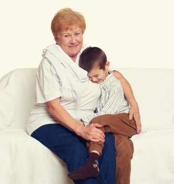 çocuk çocuk ve büyükannesi beyaz, mutlu aile kavramı