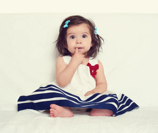 Baby flicka stående, sitta på vit handduk — Stockfoto