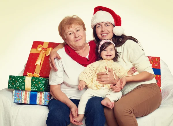 Glückliche Familie mit Schachtel-Geschenk, Frau mit Kind und Senioren - Urlaubskonzept — Stockfoto