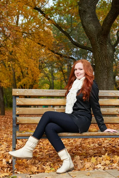 빨간 머리 여자 초상화 도시 공원에서가 시즌 — 스톡 사진
