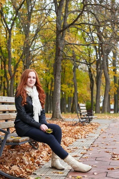 红发女孩画像在城市公园的秋天 — 图库照片