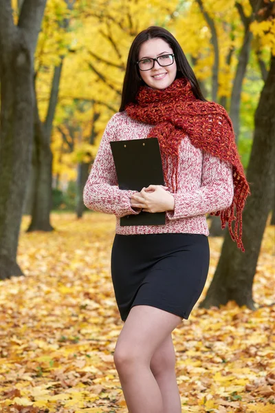 Portrét krásná mladá dívka s brýlemi ve žluté městský park, podzim — Stock fotografie