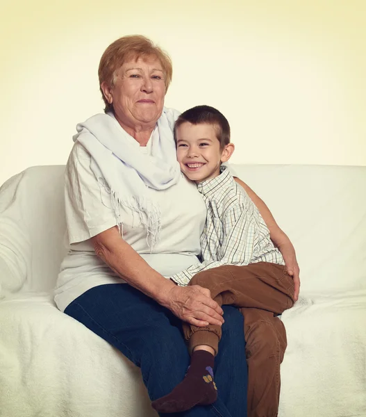 Menino e avó em branco, conceito de família feliz — Fotografia de Stock