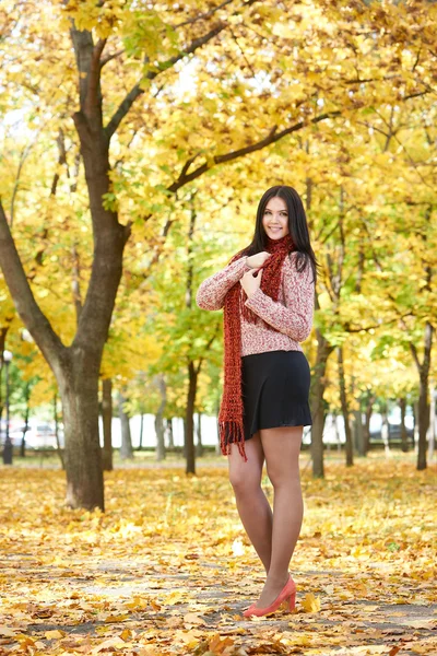 Beautiful girl in yellow city park, fall season — Stock Photo, Image