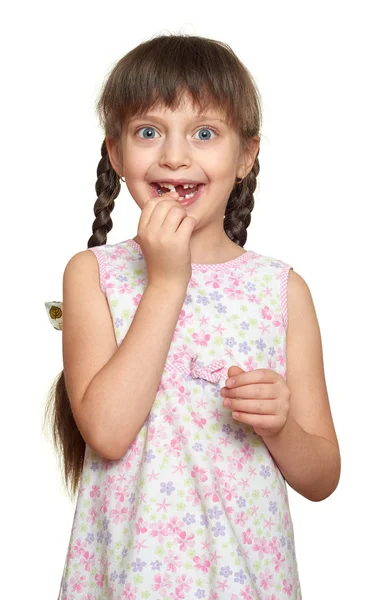 Retrato de menina dente perdido, estúdio atirar no fundo branco — Fotografia de Stock
