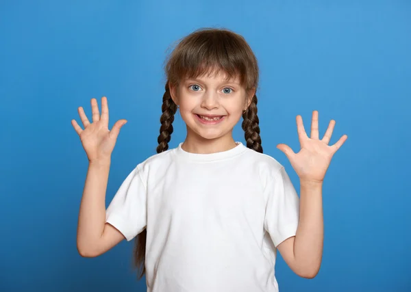Glücklich verlorenen Zahn Mädchen Porträt, Studio-Shooting auf blauem Hintergrund — Stockfoto