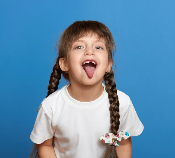 Šťastný ztracené zuby dívka portrét, studio střílet na modrém pozadí — Stock fotografie