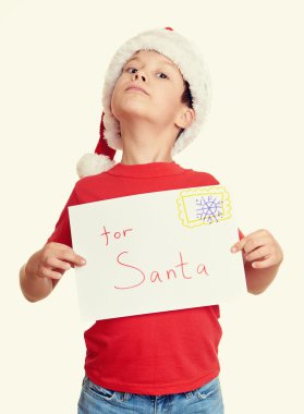 Kış tatil Noel kavramı - beyaz izole Noel babaya mektup ile şapkalı çocuk