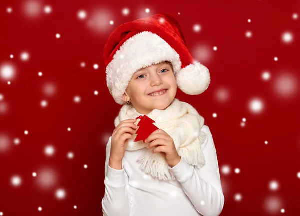 冬、子、クリスマス コンセプト - サンタ帽子ショーで幸せな女の子 — ストック写真